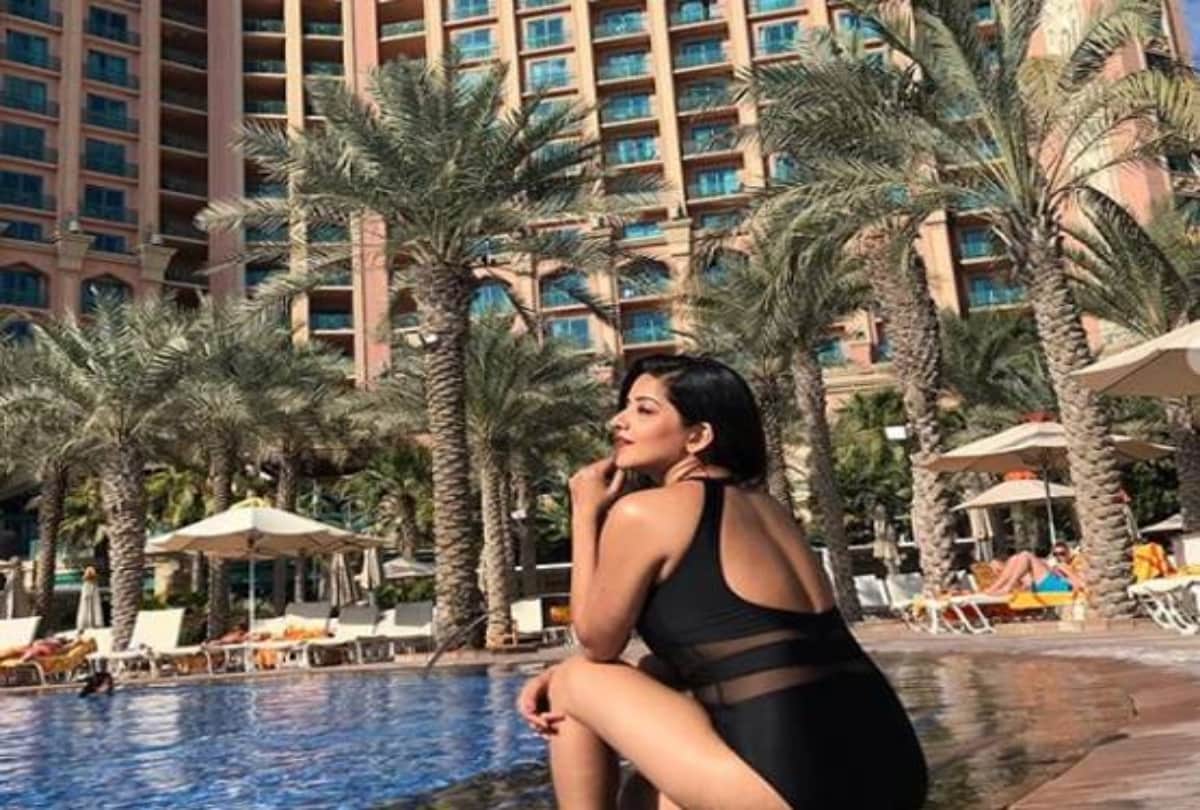 'Big Boss' ex Contestant Looks Happy in the Swimming Pool, photo viral