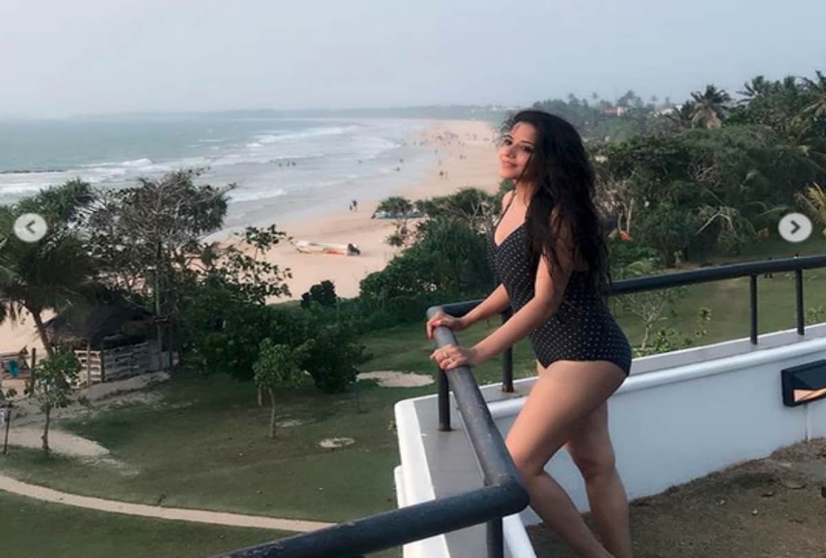 'Big Boss' ex Contestant Looks Happy in the Swimming Pool, photo viral