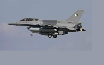 सियालकोट में उड़ान भरता हुआ पाकिस्तानी एयरफोर्स का लड़ाकू विमान