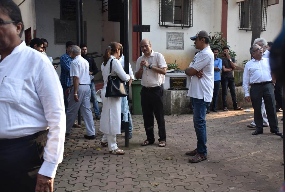 Soni Razdan to Satish Kaushik these bollywood celebrities reached Rajkumar Barjatya funeral