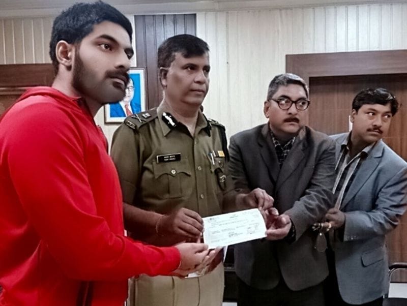 शहीद सुबोध के परिजनों को एडीजी ने सौंपा 46 लाख का चेक