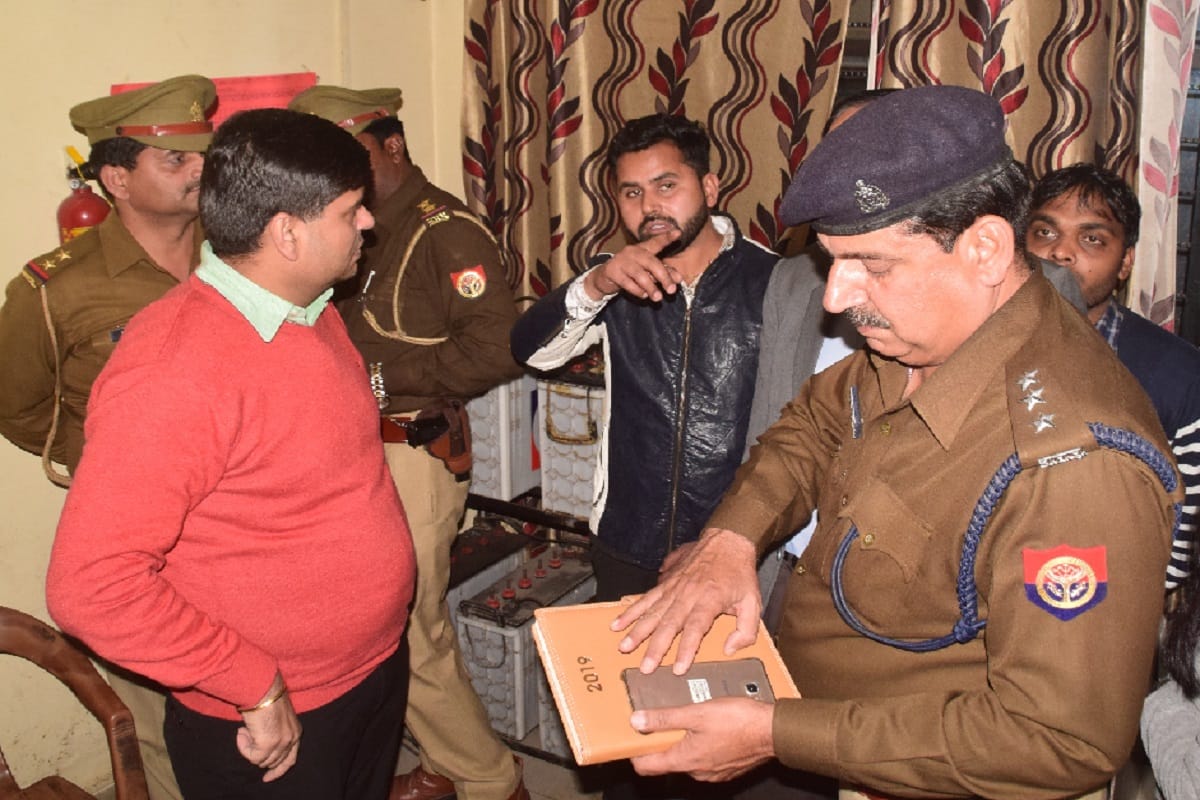 Meerut, armed men robbed gold worth Rs 5 crore and new police officers have taken charge