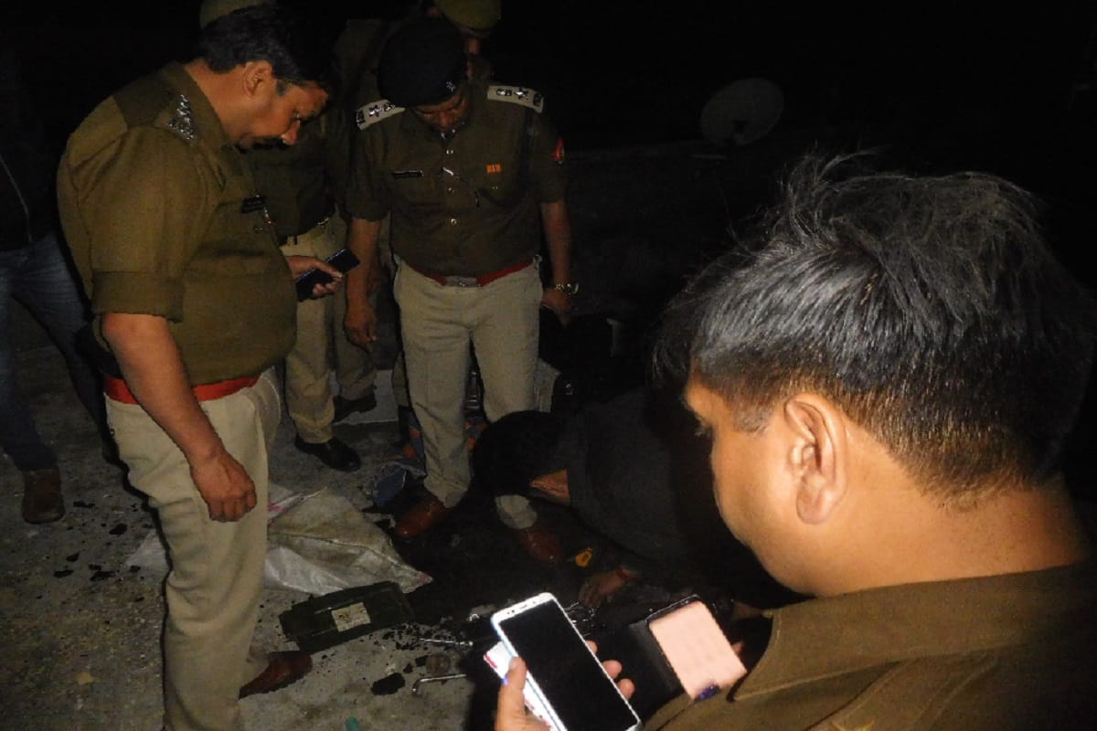 Meerut, armed men robbed gold worth Rs 5 crore and new police officers have taken charge