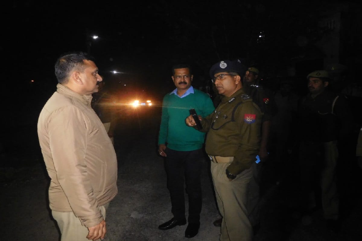 Meerut, armed men robbed gold worth Rs 5 crore and new police officers have taken charge