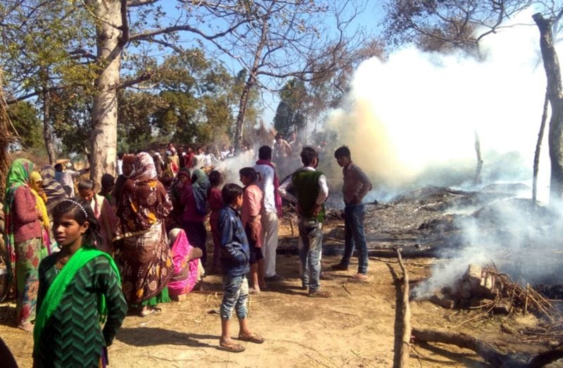 सात घरों में आग, नकदी और सामान जला