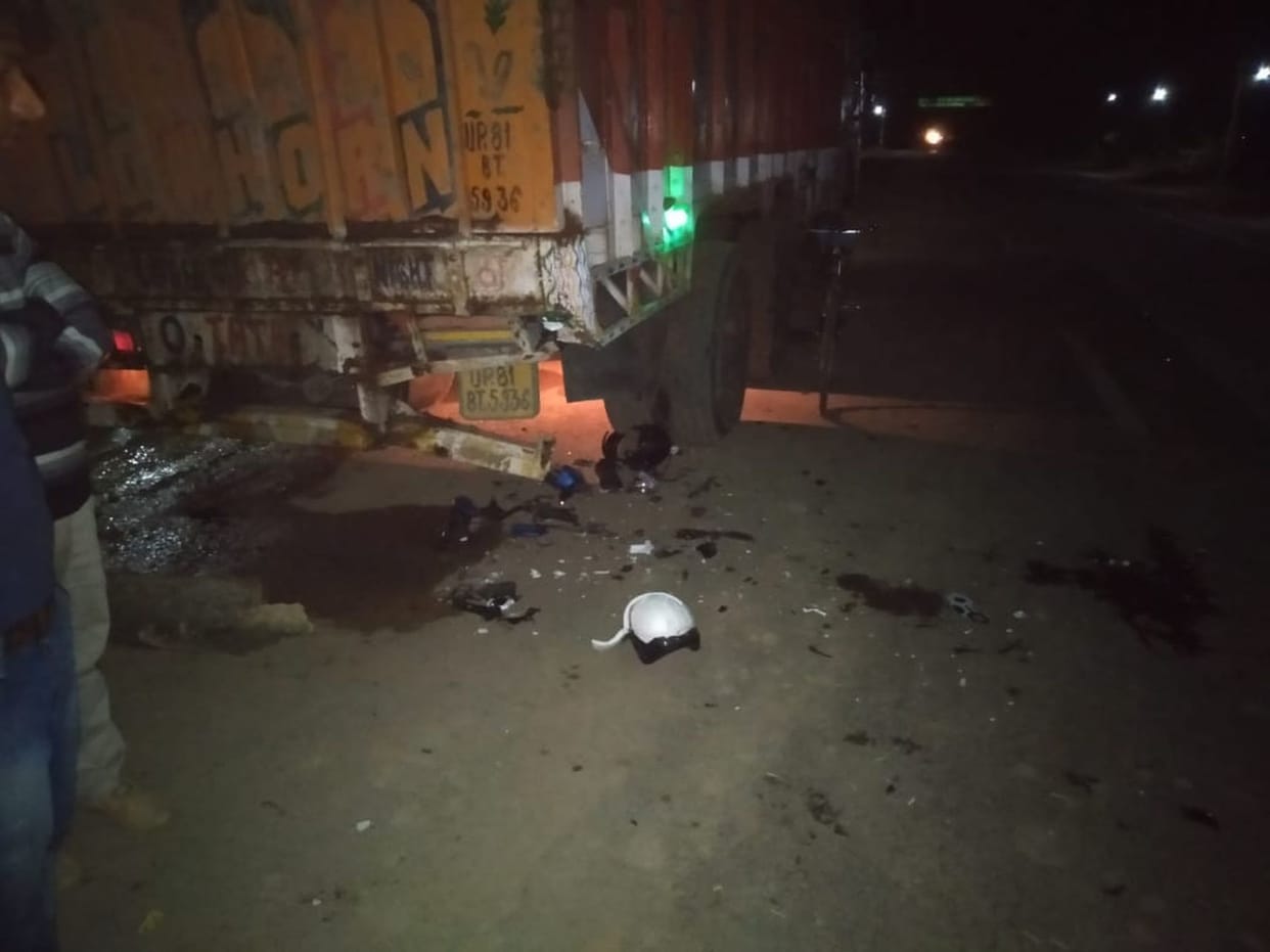 खड़े ट्रक से टकराई बाइक, एटा के दो युवकों की मौत