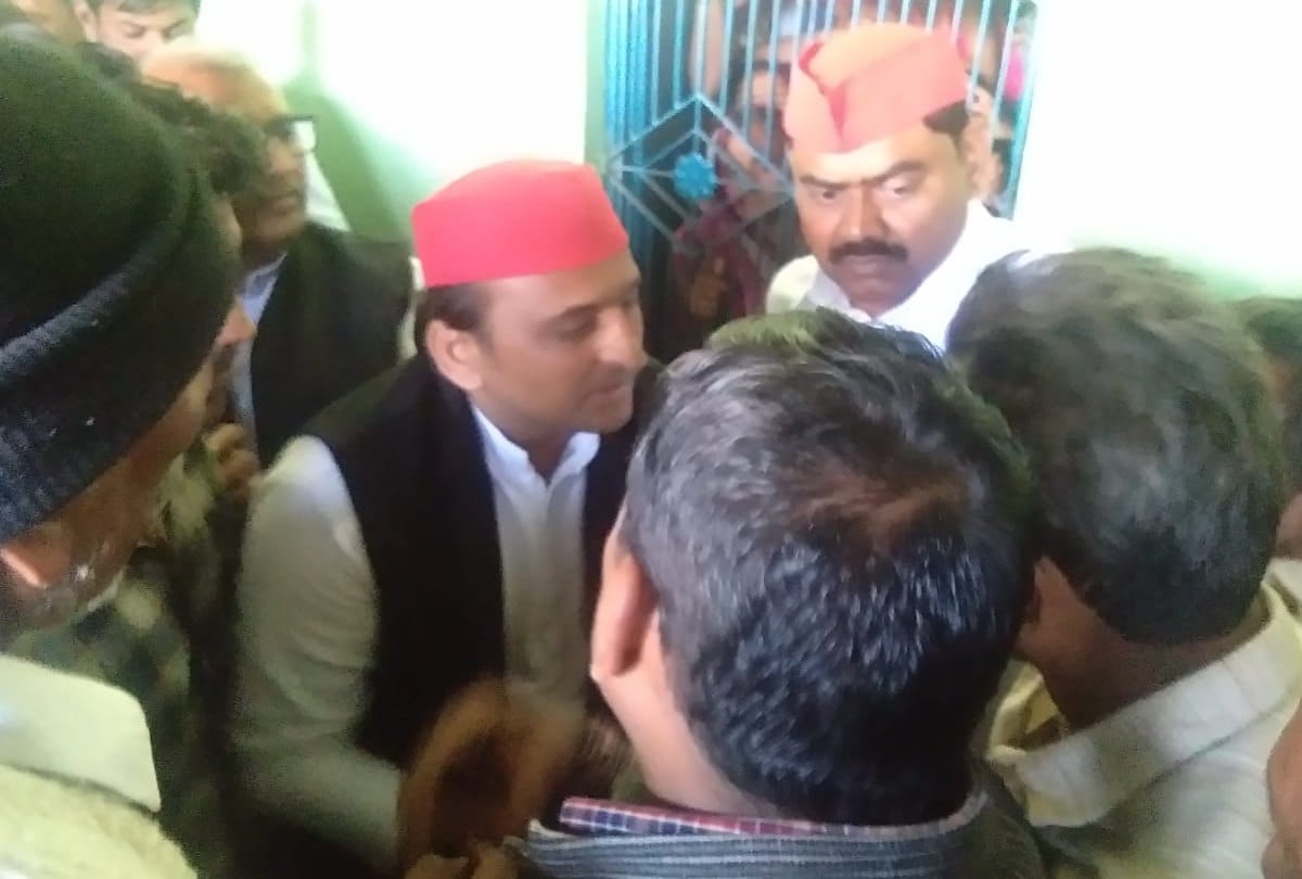 Former CM Akhilesh Yadav visits house of Shaheed Jawan Mahesh Yadav