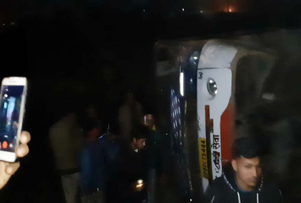 three people killed after bus overturned in agra