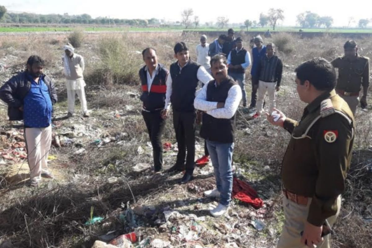 Hindu organization rucks after found cattle residue  near police station in Baghpat