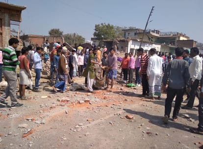 Crackers merchant house explode in bhadohi