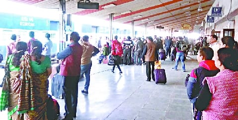 साढ़े चार घंटे का ब्लॉक सात घंटे चला, यात्री परेशान