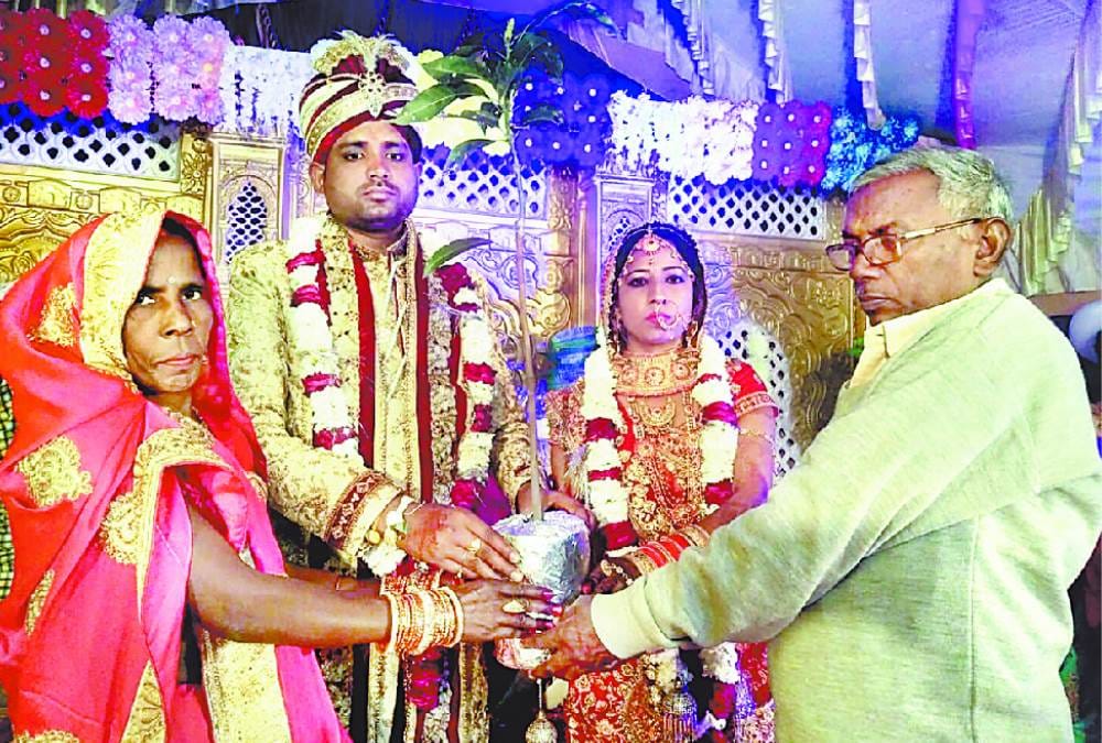 bride and groom pay homage pulwma martyrs during weeding