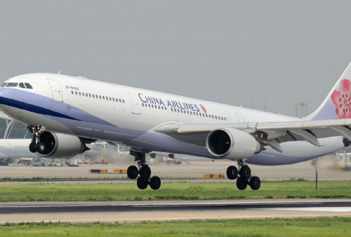 china airlines captain has been filmed sleeping in command of Boeing 747