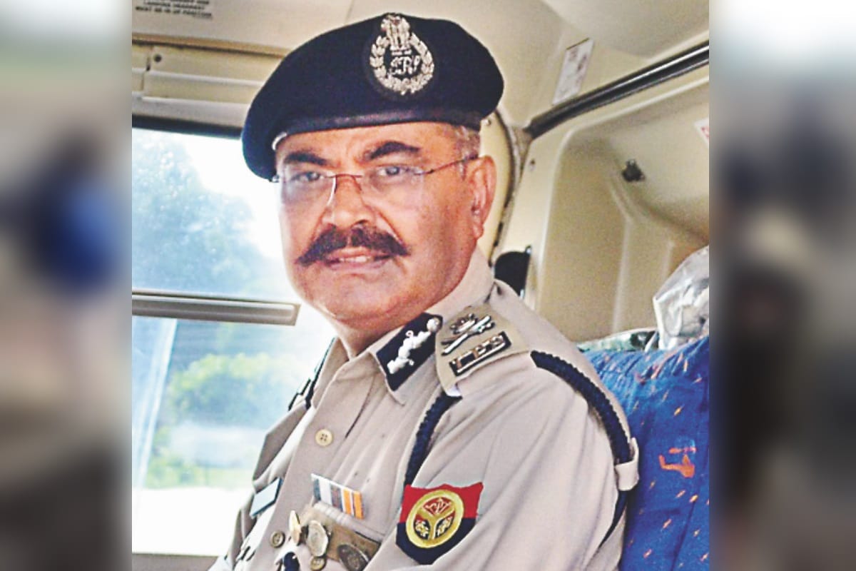 Dwivedi Meerut Police in front of 117 Most Wanted Offenders