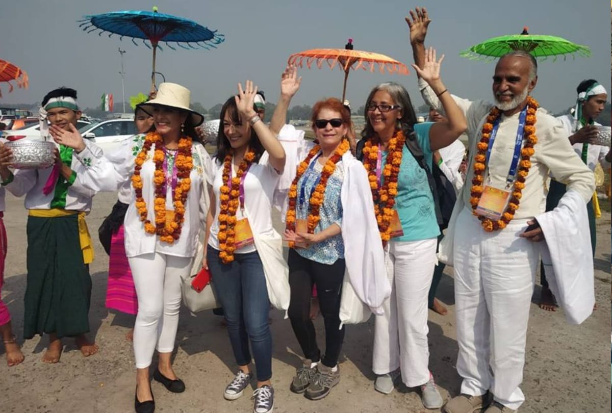 Foreign deligates saw in Indian costumes at kumbh prayagraj see pictures