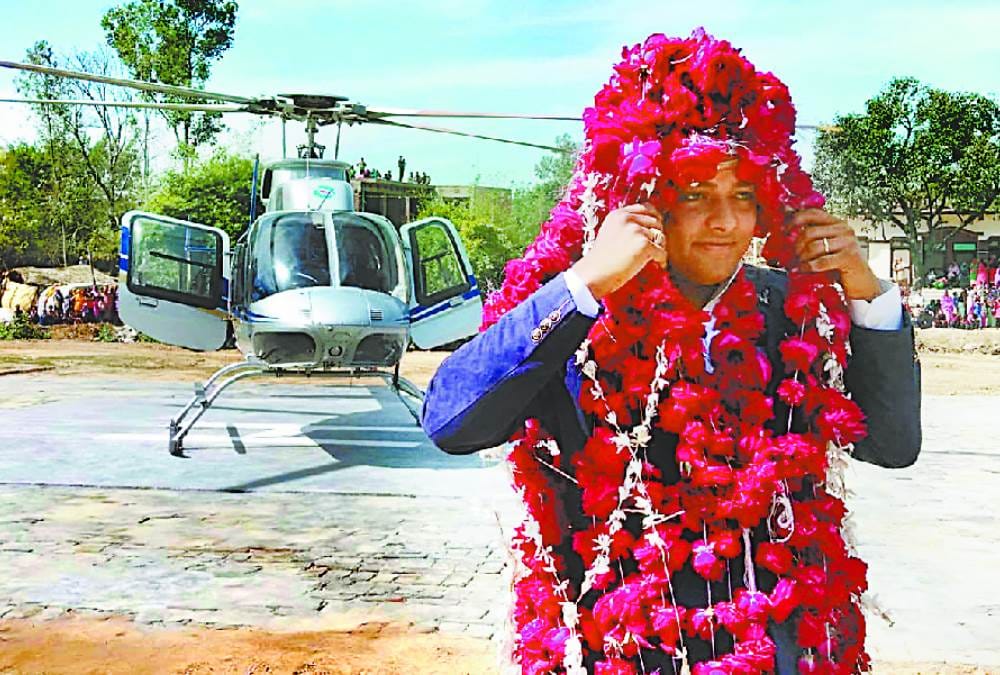 groom arrange helicopter for marriage attraction for rural people
