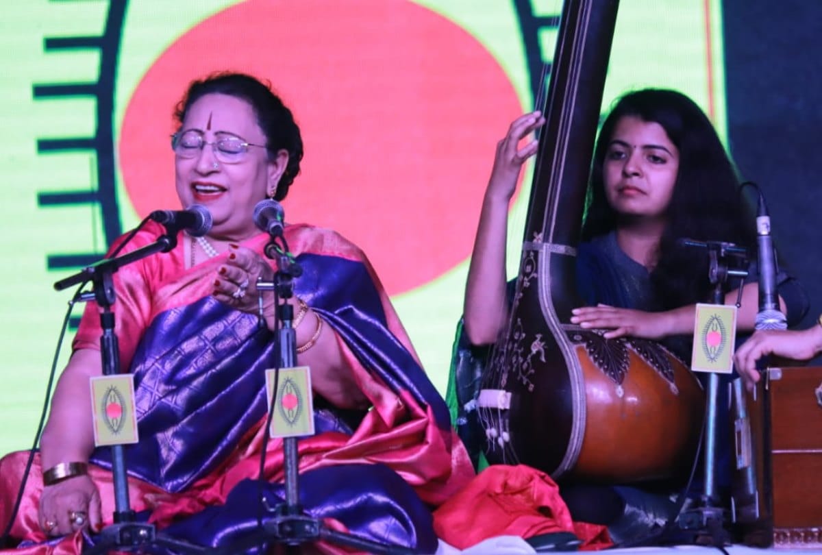 Parvin sultana present singing performance at kumbh mela prayagraj