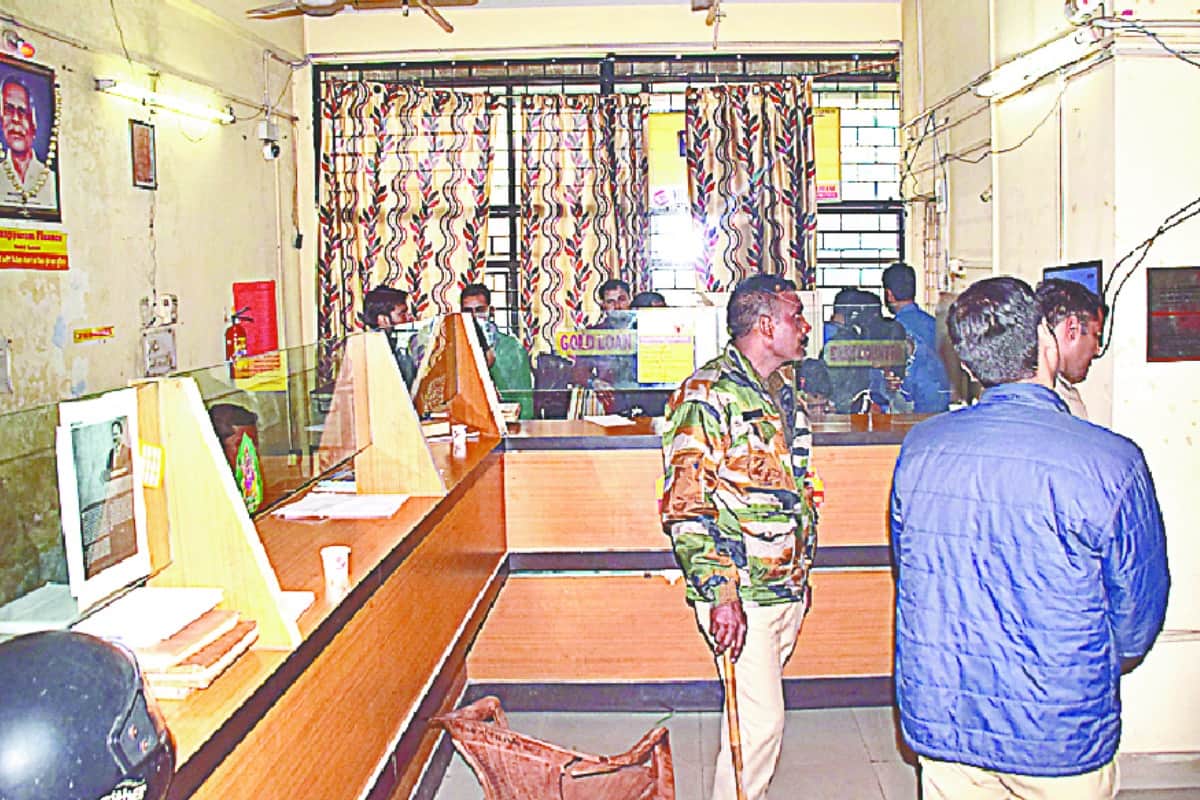 Meerut Manappuram gold robbery, police arrested four accused , fifteen kilogram gold was looted