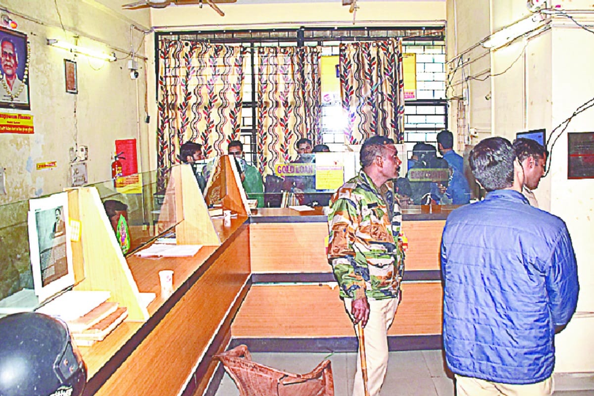 Meerut Manappuram gold robbery, police arrested four accused , fifteen kilogram gold was looted