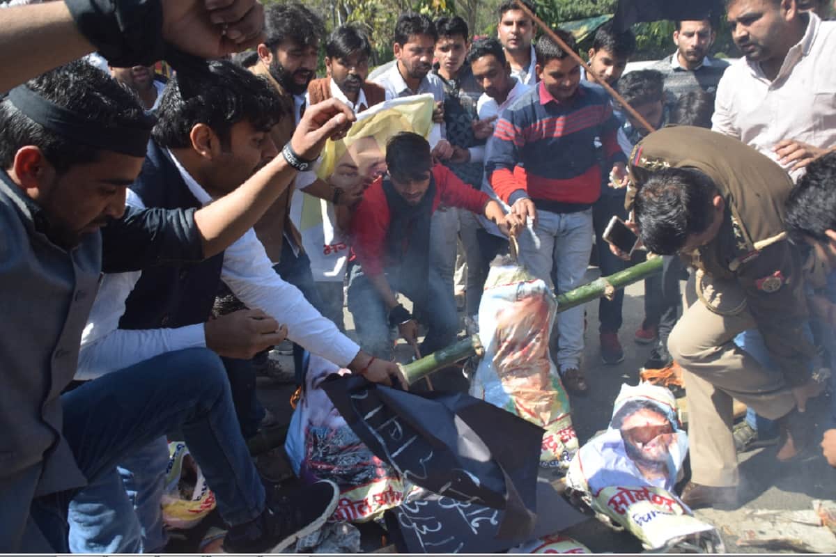Students of Meerut demanded to remove Article 370 from Jammu and effigies of BJP leaders are blown