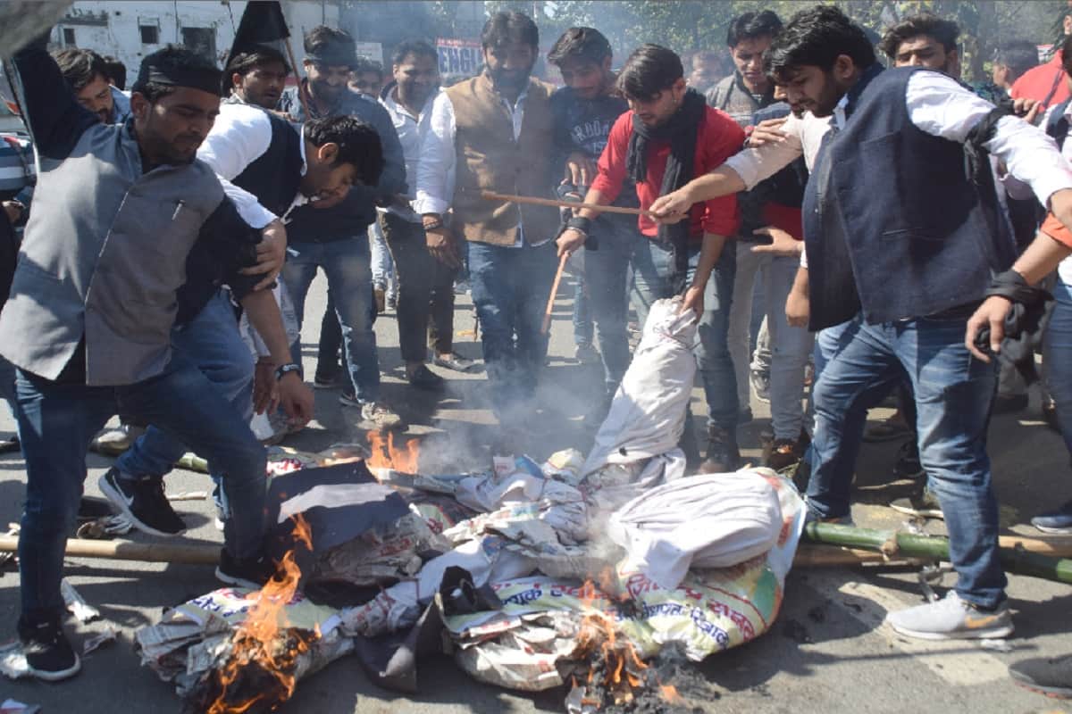 Students of Meerut demanded to remove Article 370 from Jammu and effigies of BJP leaders are blown