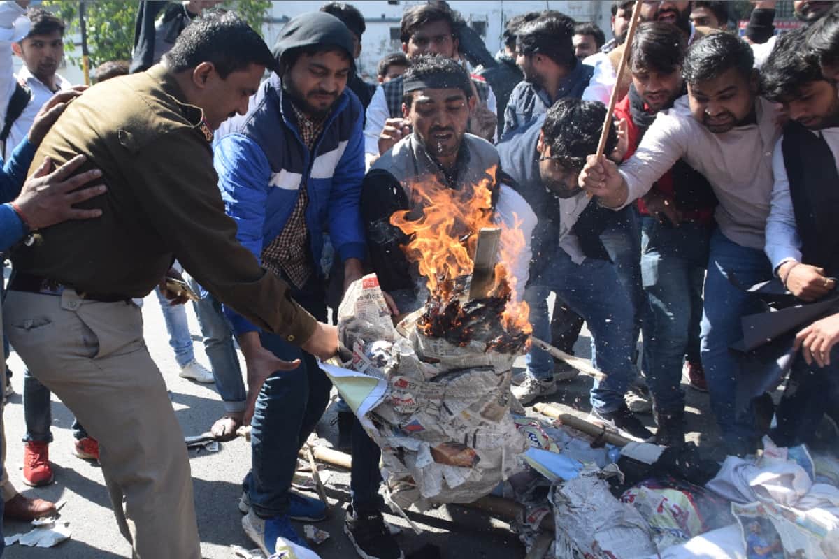 Students of Meerut demanded to remove Article 370 from Jammu and effigies of BJP leaders are blown