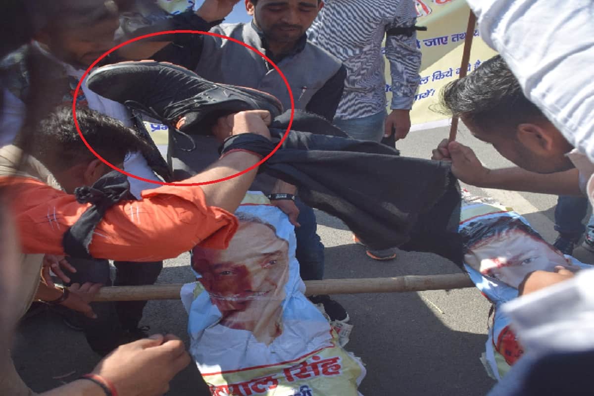 Students of Meerut demanded to remove Article 370 from Jammu and effigies of BJP leaders are blown