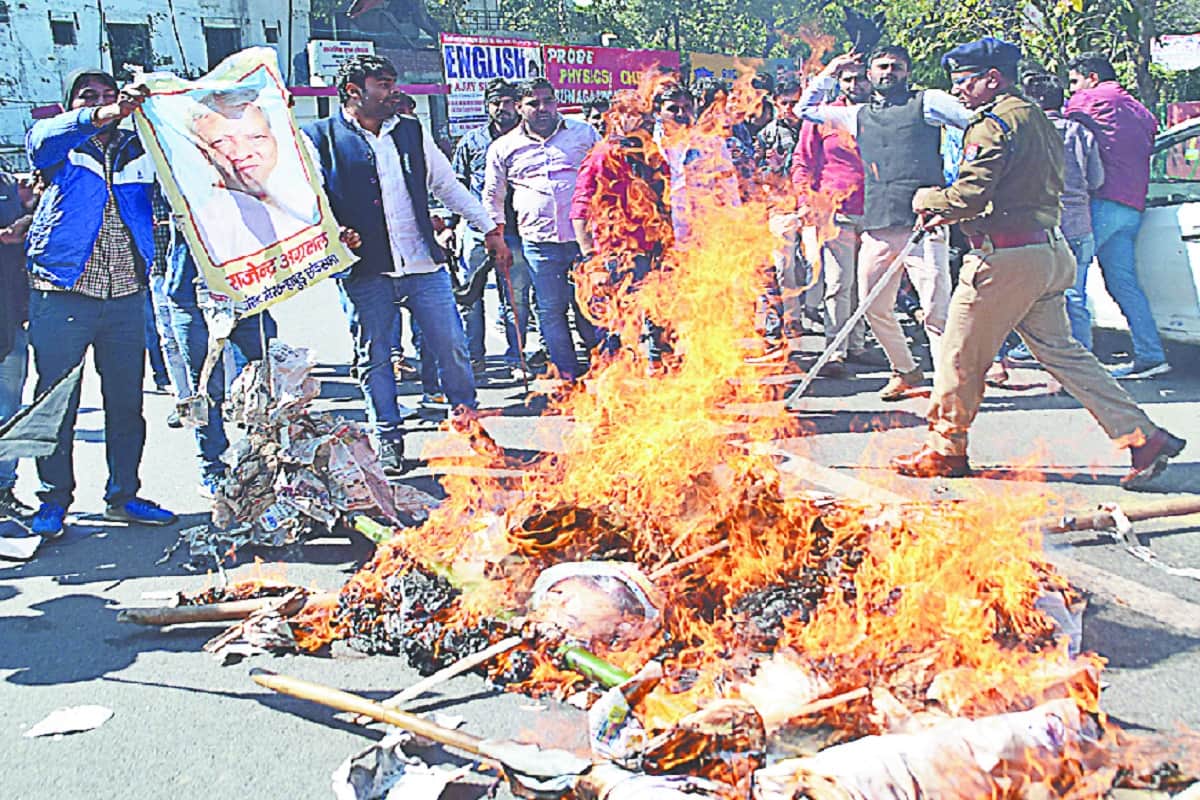 Students of Meerut demanded to remove Article 370 from Jammu and effigies of BJP leaders are blown