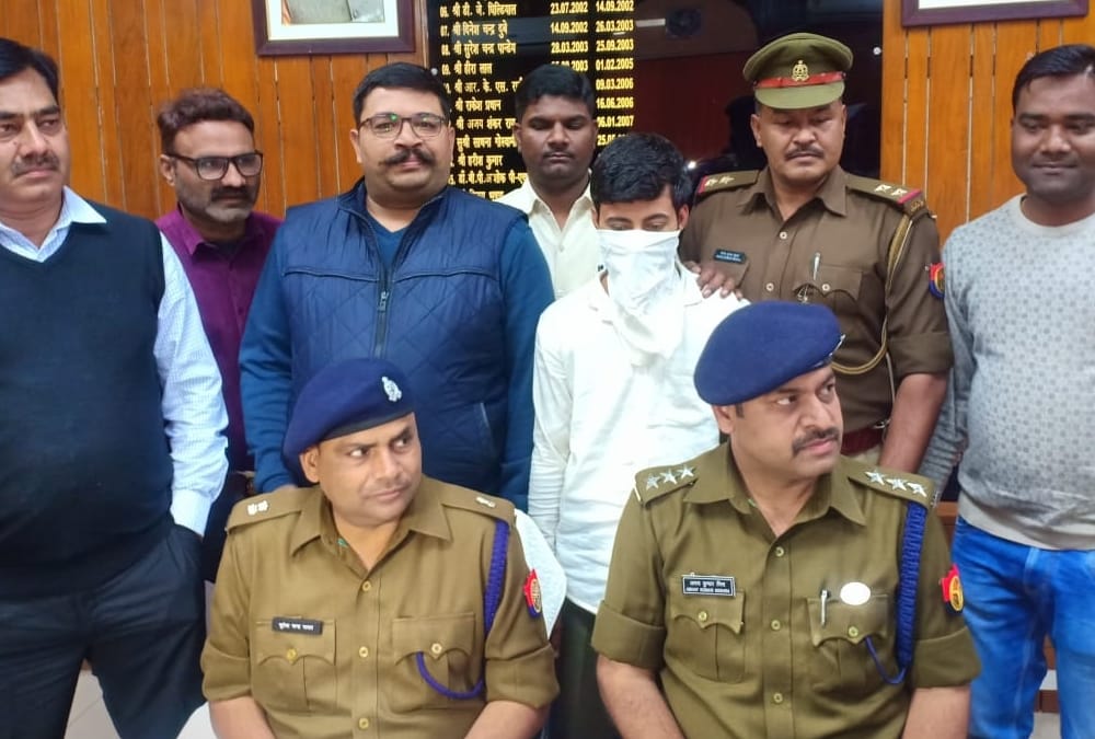 man who stolen rupees from block pramukh's car arrested.