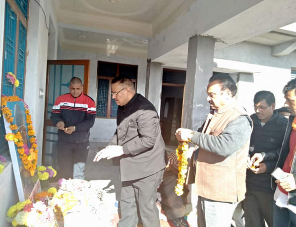 मसूरी विधायक ने किया शहीद की बेटी को गोद लेन का वादा