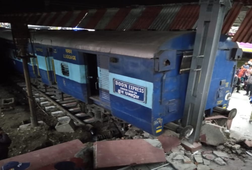 Doon Howrah Express collided to platform during Shunting on dehradun railway station