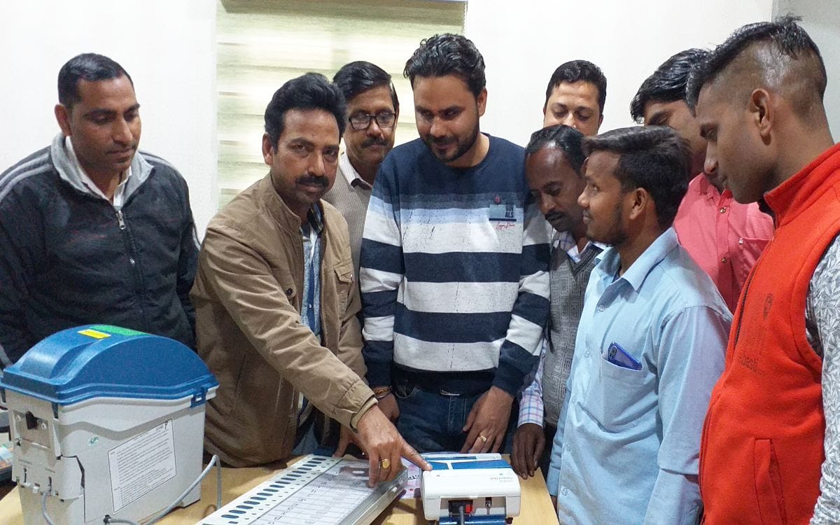 नाम दर्ज कराने और संशोधन के लिए मतदेय स्थलों पर पहुंचे लोग