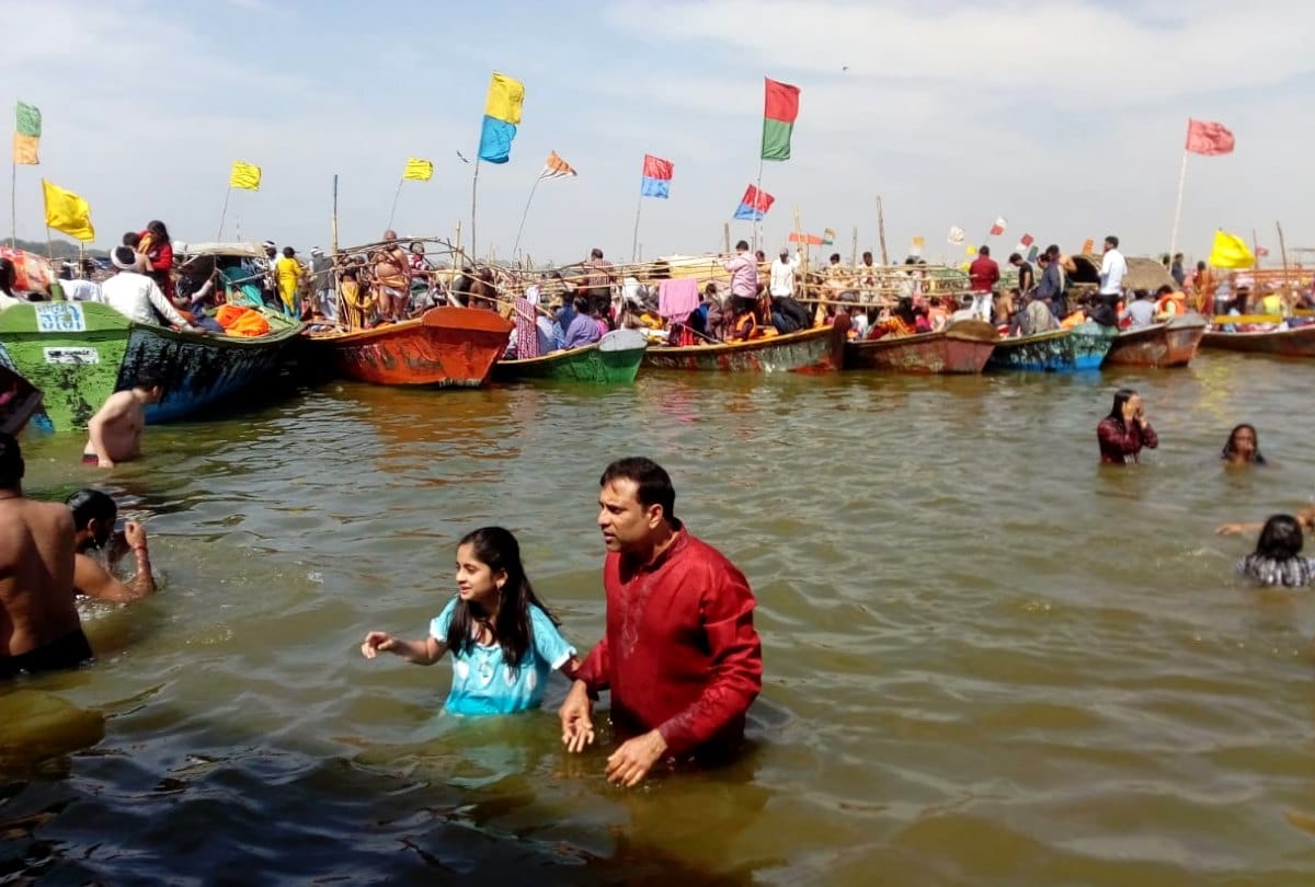 Kumbh 2019: former Indian cricketer vvs laxman take holi dip in sangan prayagraj with his family