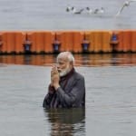 कुंभ के दौरान संगम में डुबकी लगाते पीएम मोदी