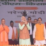 गोरखपुर रैली में समर्थकों का आभार करते पीएम मोदी