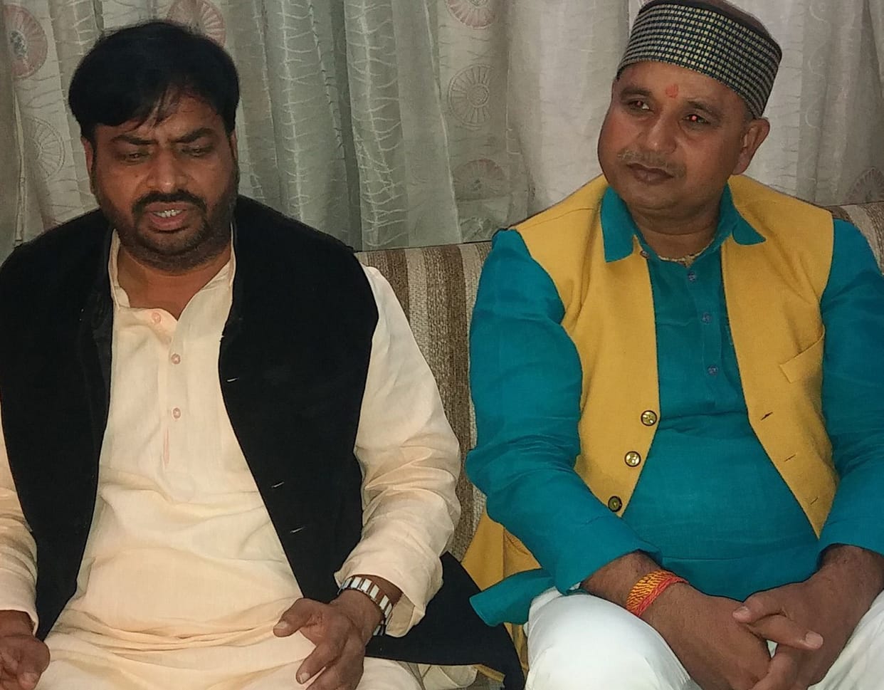 महागठबंधन से सपा में विद्रोह, दो दिग्गजों का इस्तीफा