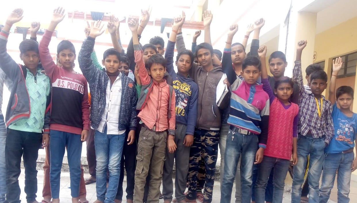भोजन की खराब गुणवत्ता पर छात्रों का हंगामा