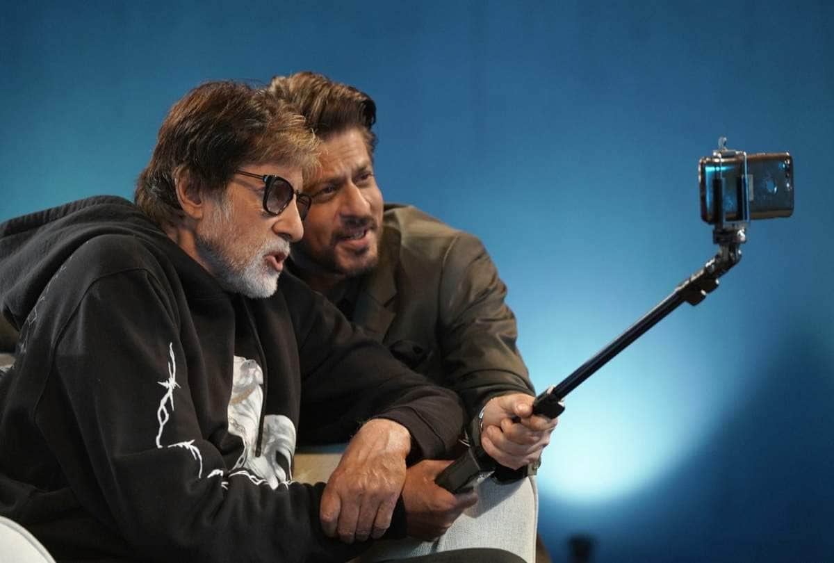 Shah rukh Khan asked to Amitabh Bachchan for the job on social media