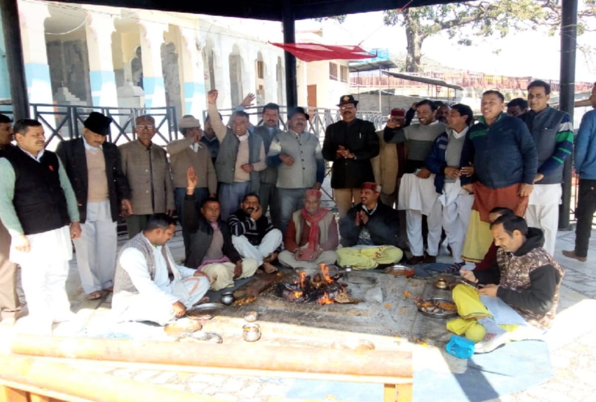 Ex servicemen recite the  Gita for the Peace of martyrs soul in bilaspur himachal