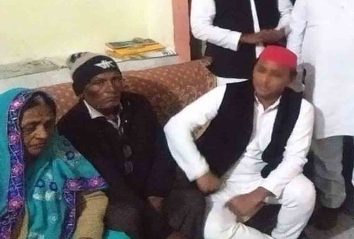 ex cm akhilesh yadav meet pulwama attack martyr Ajit Azad