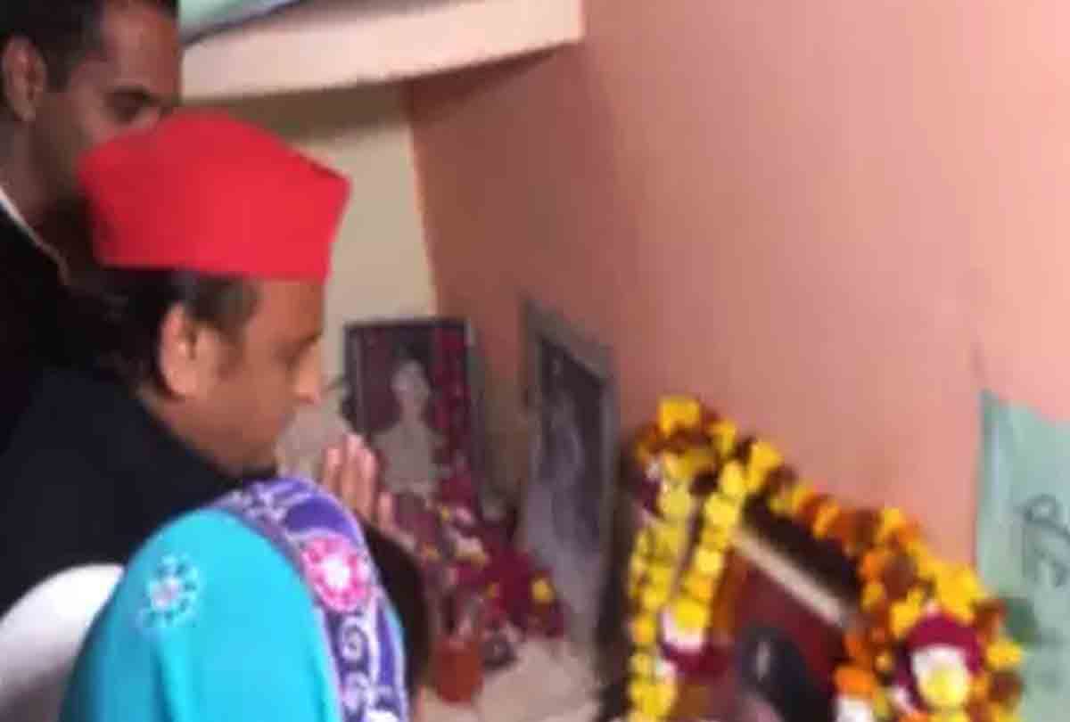ex cm akhilesh yadav meet pulwama attack martyr Ajit Azad