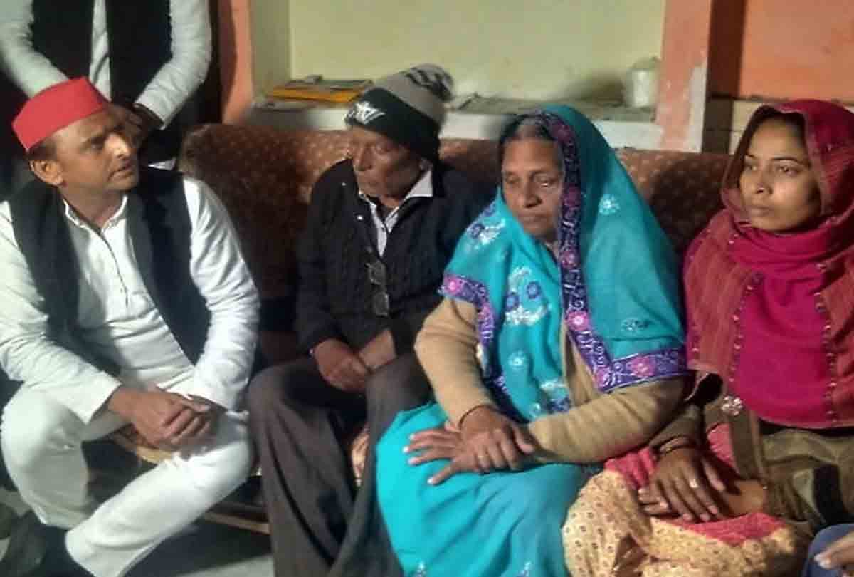 ex cm akhilesh yadav meet pulwama attack martyr Ajit Azad