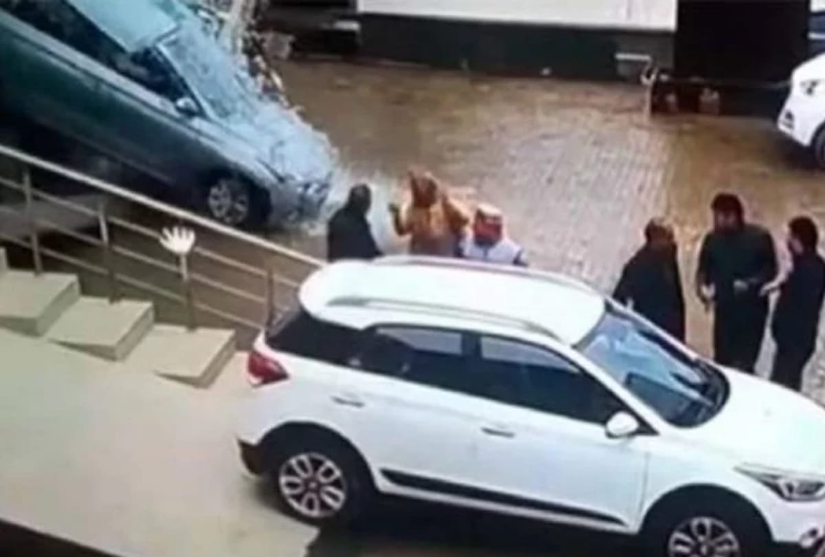 Women went to buy a car in hyundia showroom, see what happened next