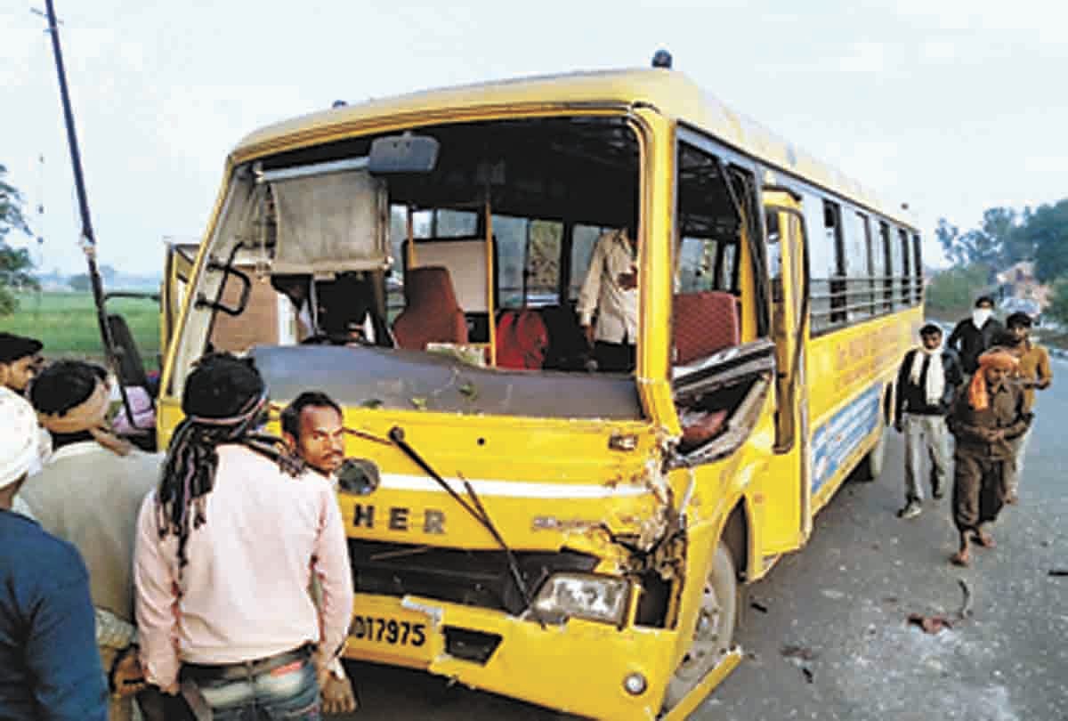 skool bas mein trak ne maaree takkar, teen ghaayal