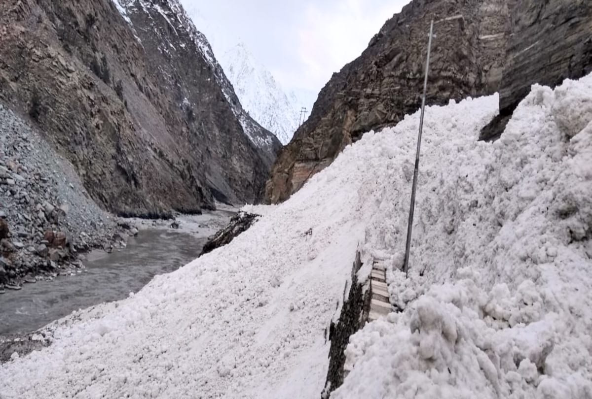 fresh snowfall in rohtang and two house damaged due to avalanche in himachal