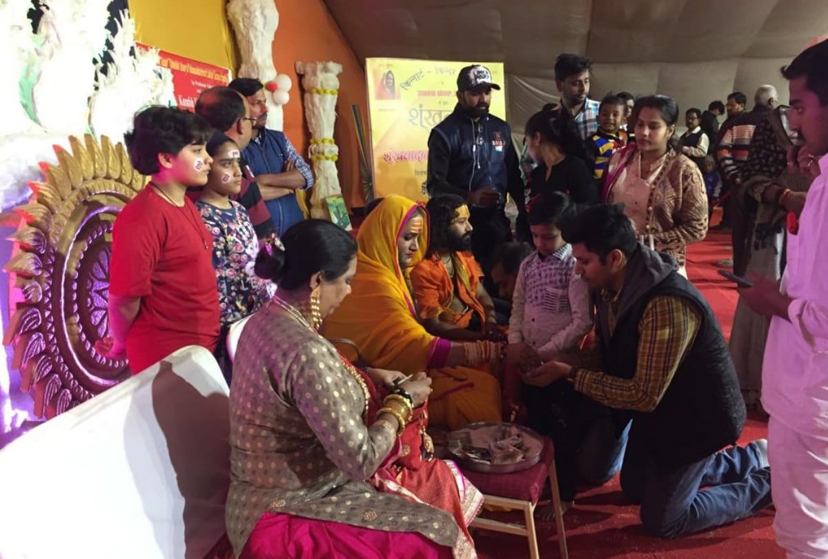 kumbh Mela: Kinnar Akhara distributed special 85 lakhs coins in devotees
