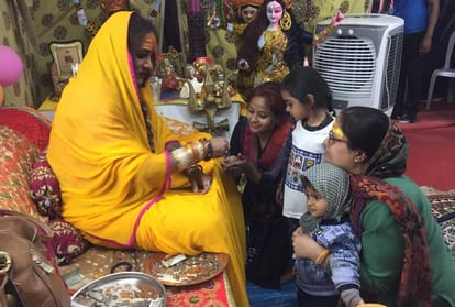 kumbh Mela: Kinnar Akhara distributed special 85 lakhs coins in devotees