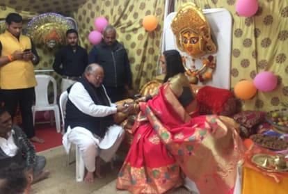 kumbh Mela: Kinnar Akhara distributed special 85 lakhs coins in devotees