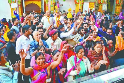 holi celebrations with rasiya geet in dwarkadhish temple mathura
