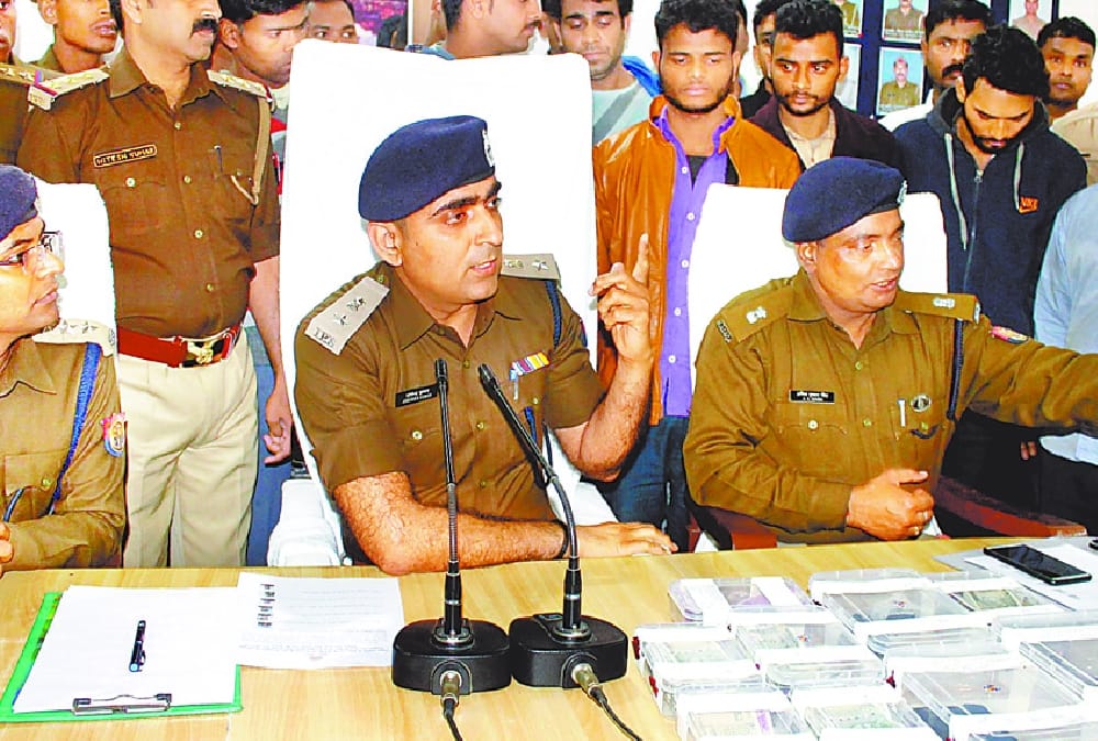 police exposed 16 lakh loot in ayodhya.